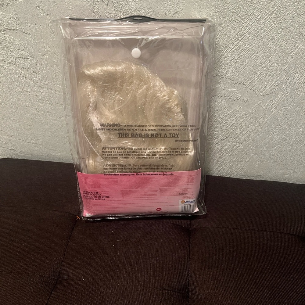 # 0633**Marilyn Monroe Glamorous Platinum Wig - Picture 5 of 17